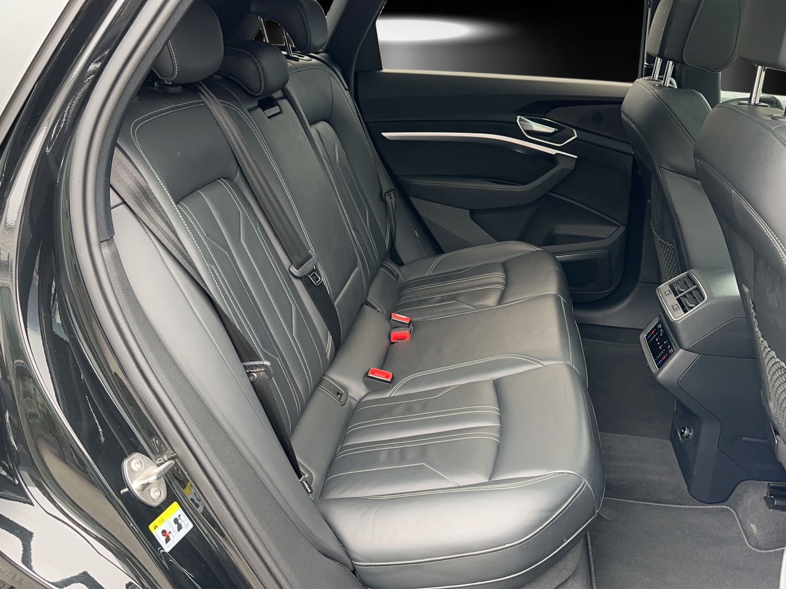 AUDI e-tron 55 Advanced quattro-image-7
