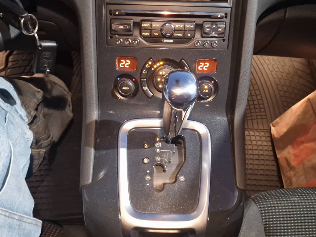 PEUGEOT 5008 1.6 THP 165 Allure 7 Sitze-image-10