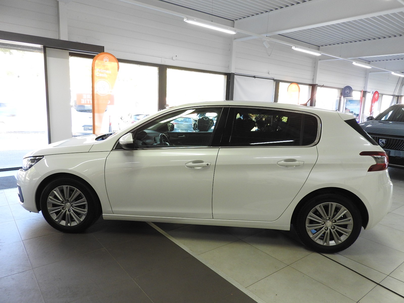 PEUGEOT 308 1.2 Turbo 110CV Allure-image-5