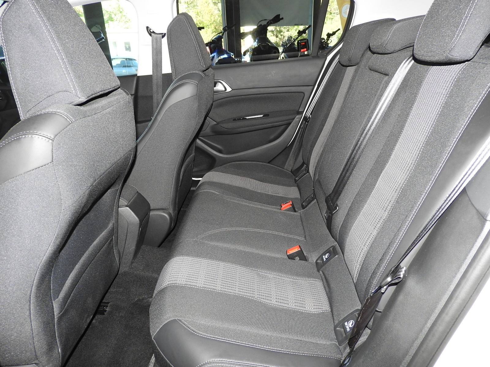 PEUGEOT 308 1.2 Turbo 110CV Allure-image-8