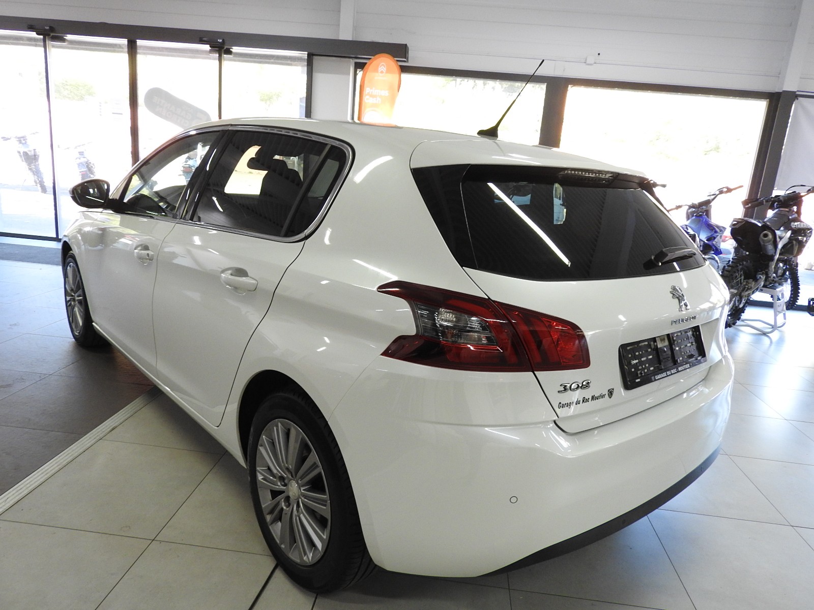PEUGEOT 308 1.2 Turbo 110CV Allure-image-4