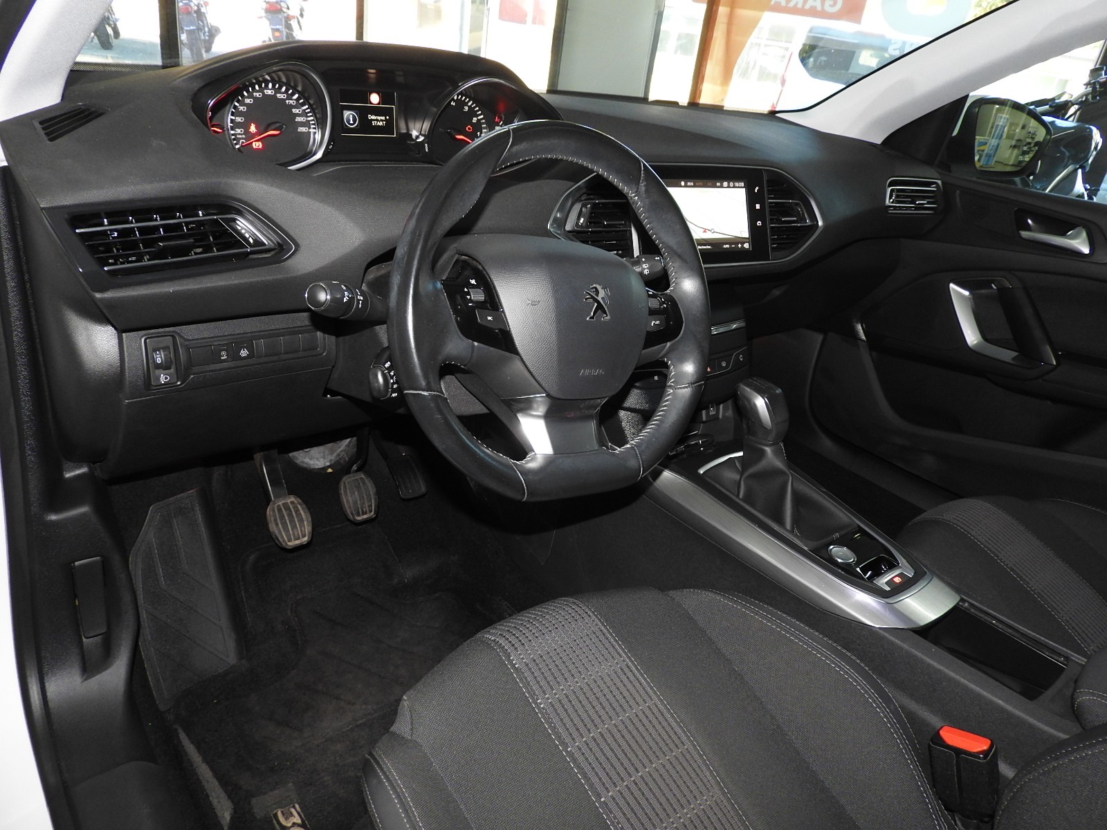 PEUGEOT 308 1.2 Turbo 110CV Allure-image-6