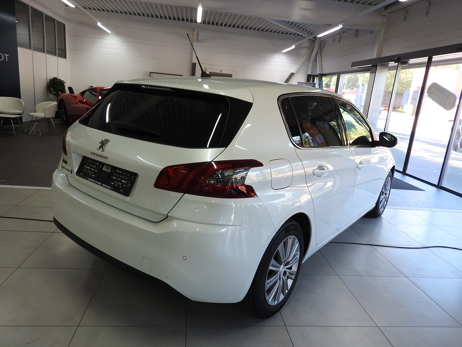 PEUGEOT 308 1.2 Turbo 110CV Allure-image-3