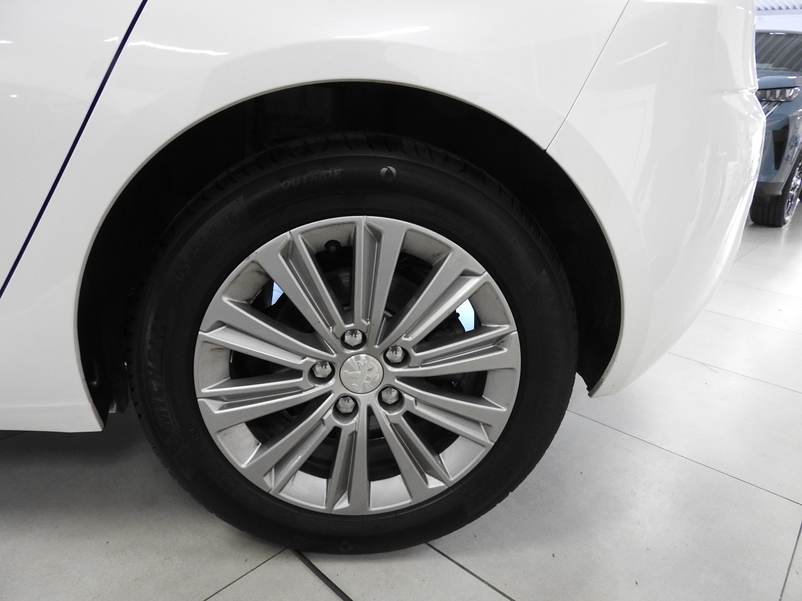 PEUGEOT 308 1.2 Turbo 110CV Allure-image-11