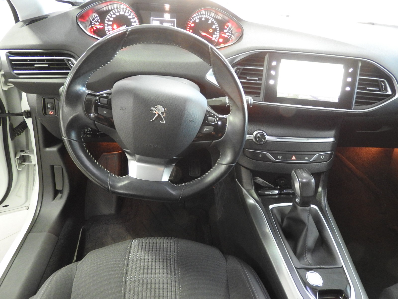 PEUGEOT 308 1.2 Turbo 110CV Allure-image-9