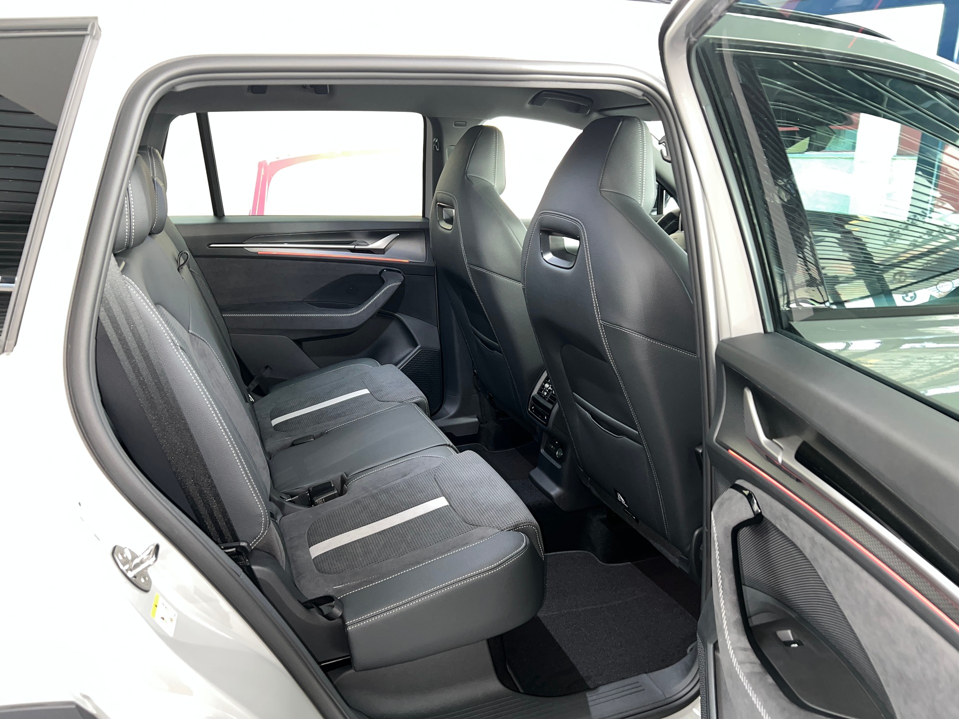 SKODA Kodiaq 2.0 TDI Sportline 4x4 / 7 PLATZ / 5 Jahre Garantie-image-4