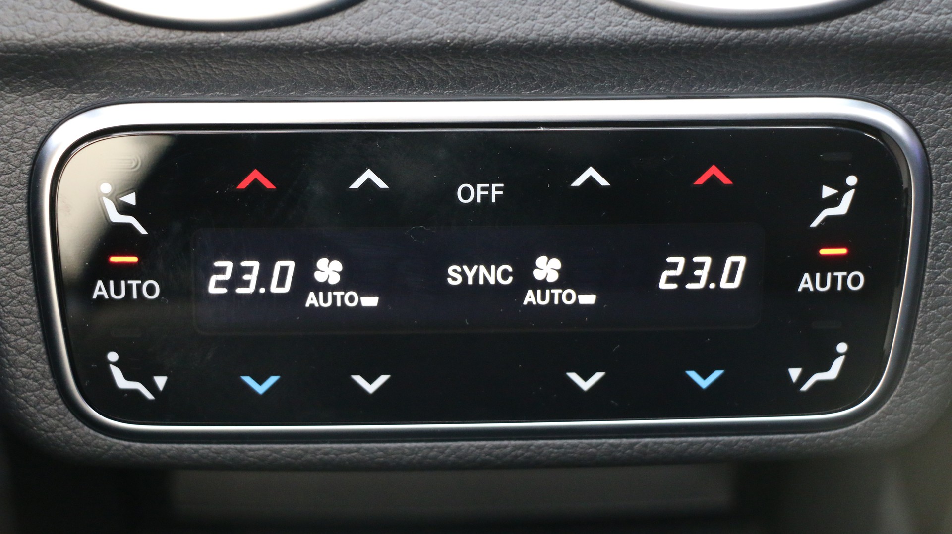 MERCEDES-BENZ C 300 T 4 Matic-image-10