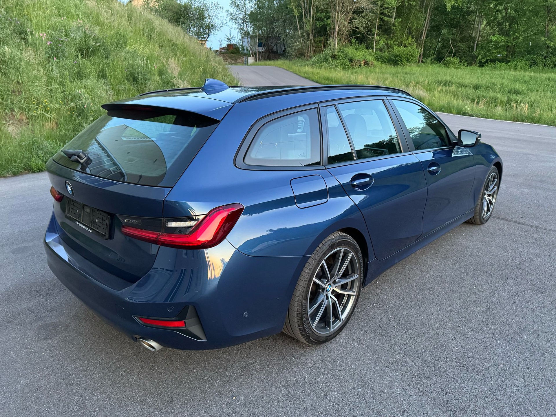 BMW 320d xDrive 48V Touring Luxury Line Steptronic-image-2