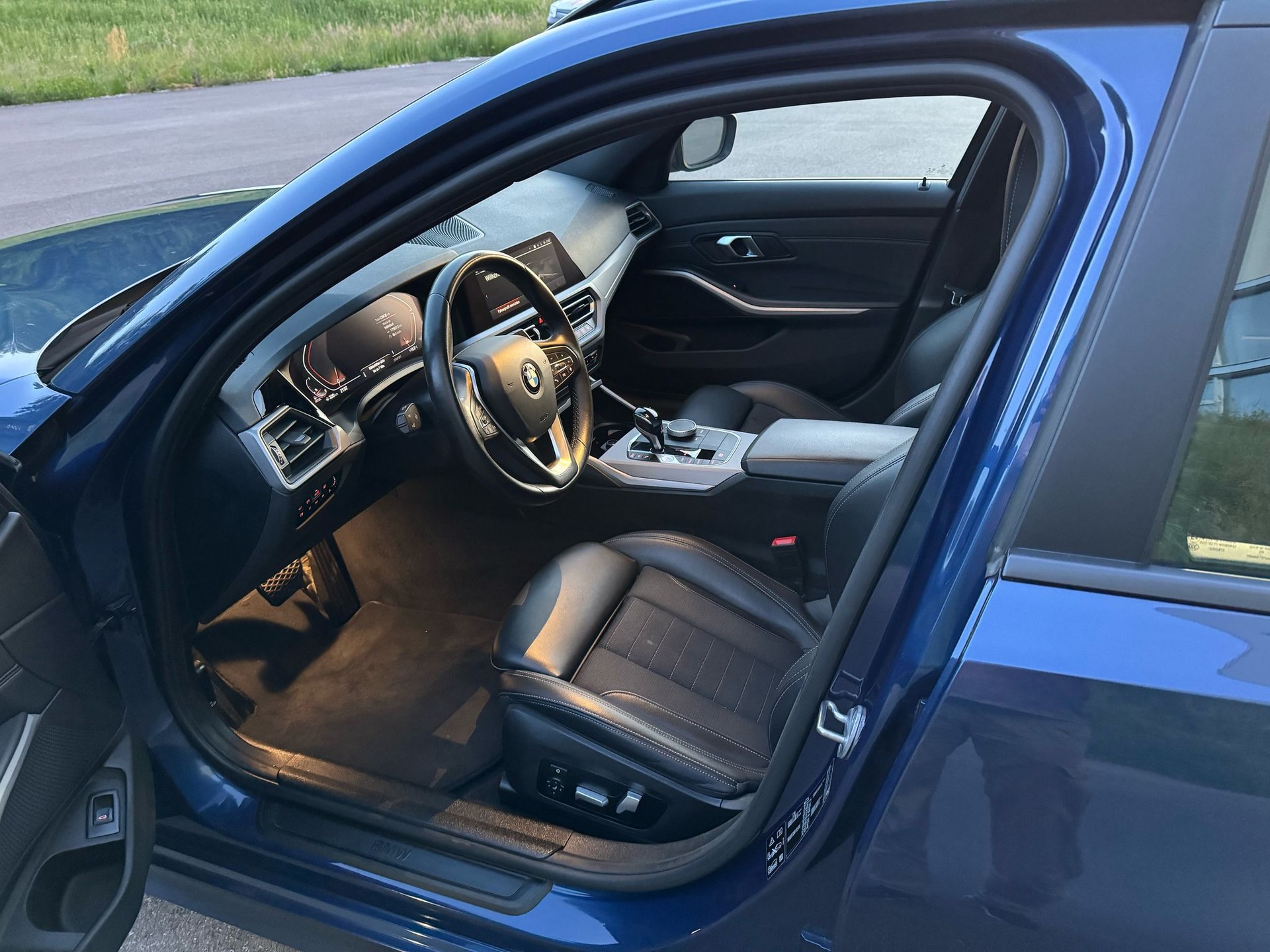 BMW 320d xDrive 48V Touring Luxury Line Steptronic-image-12
