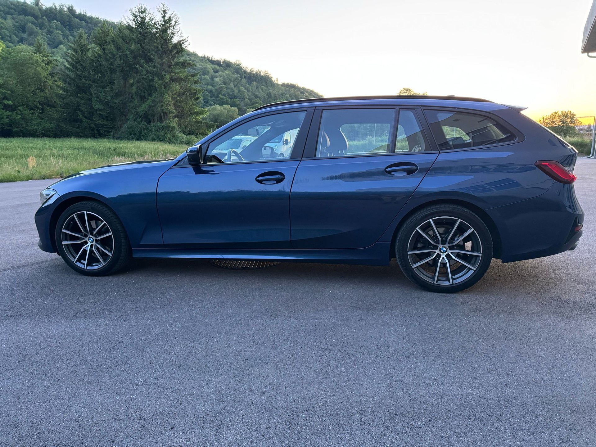 BMW 320d xDrive 48V Touring Luxury Line Steptronic-image-4