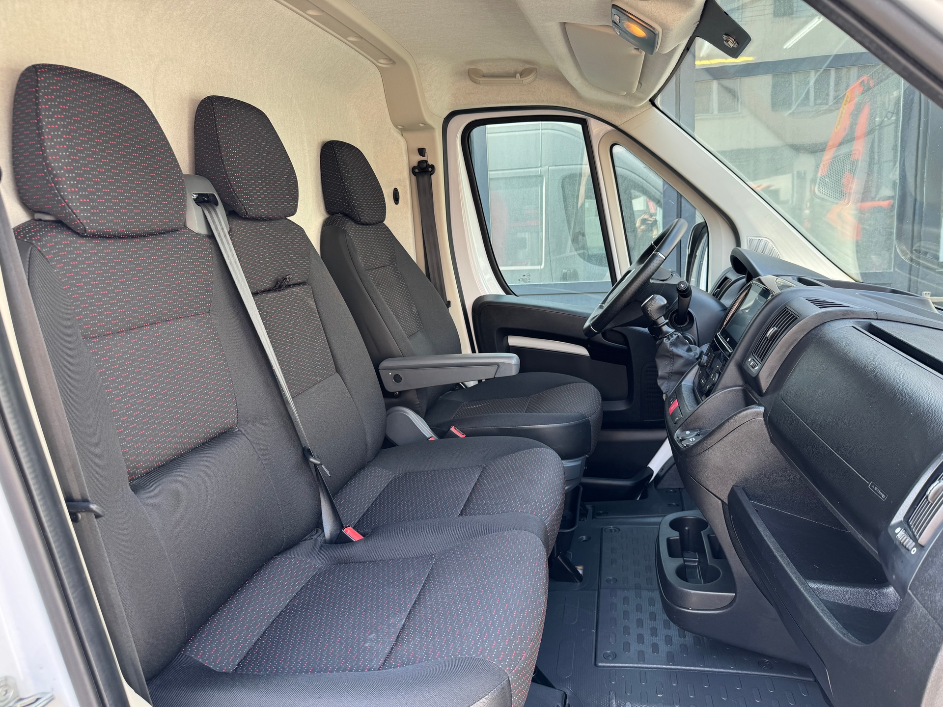 CITROEN Jumper 35 2.2 BlueHDi 140 L3H2-image-13