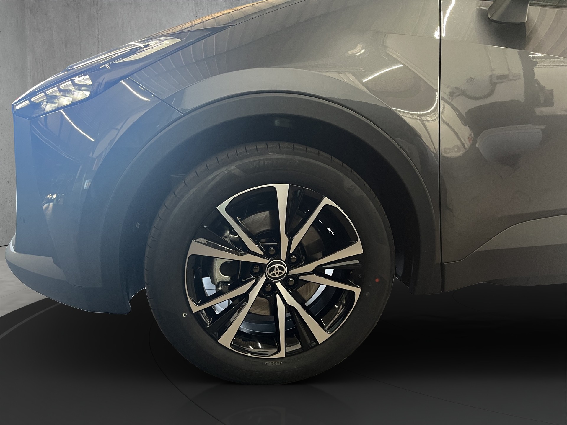 TOYOTA C-HR 2.0 PHEV Swiss Edit-image-12