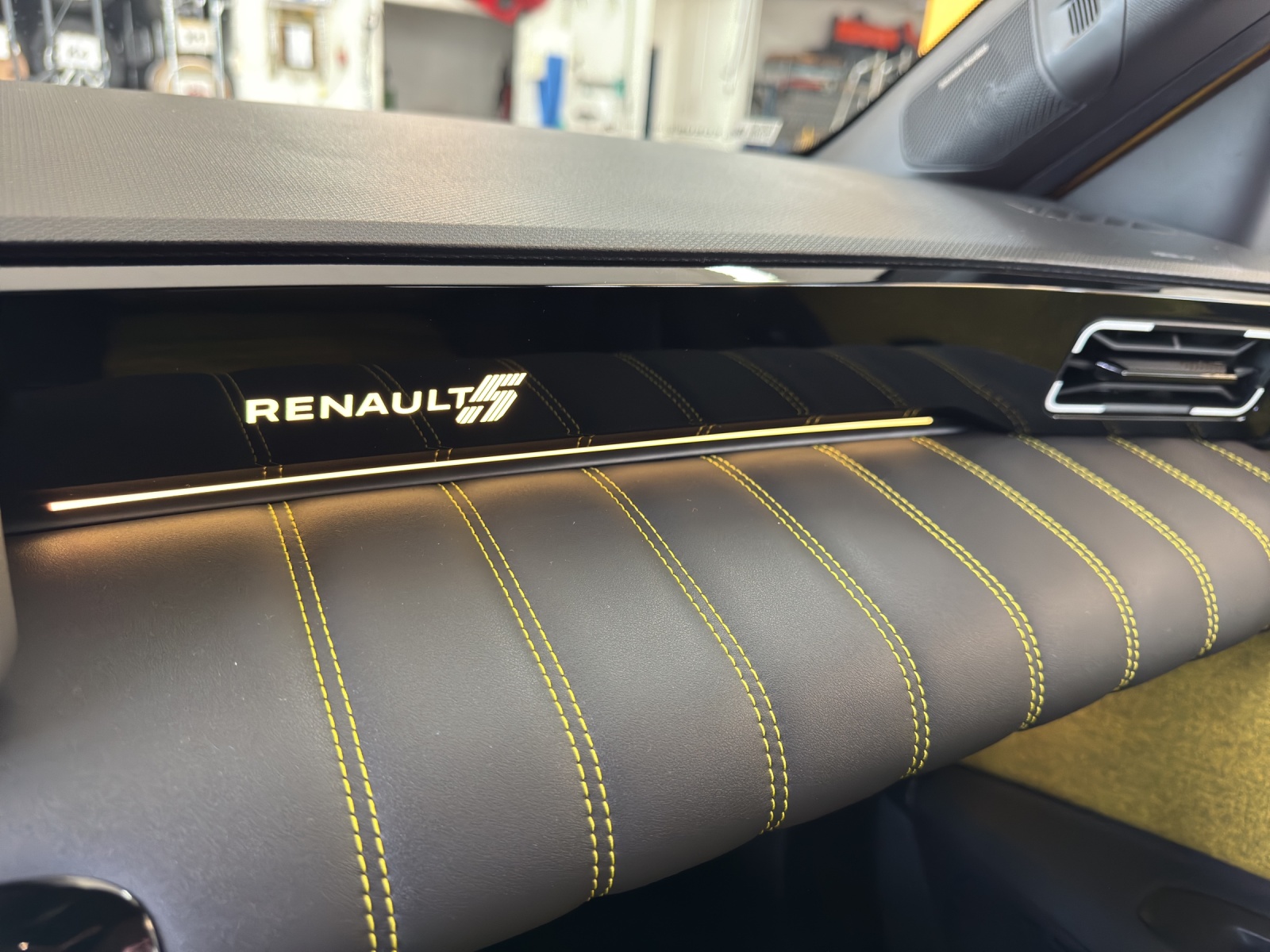 RENAULT R5 E-Tech Comfort Range 52 kWh Iconic Five-image-31