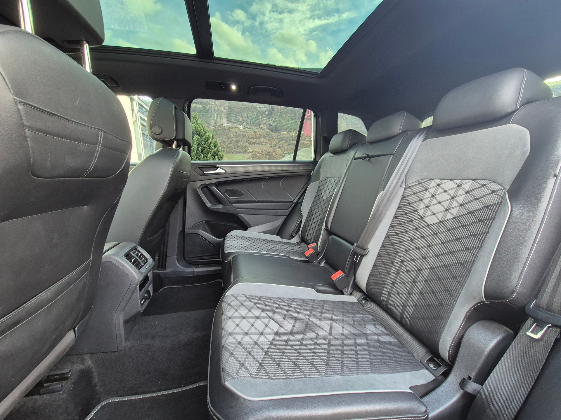 VW Tiguan Allspace 2.0TSI R-Line 4Motion DSG-image-9