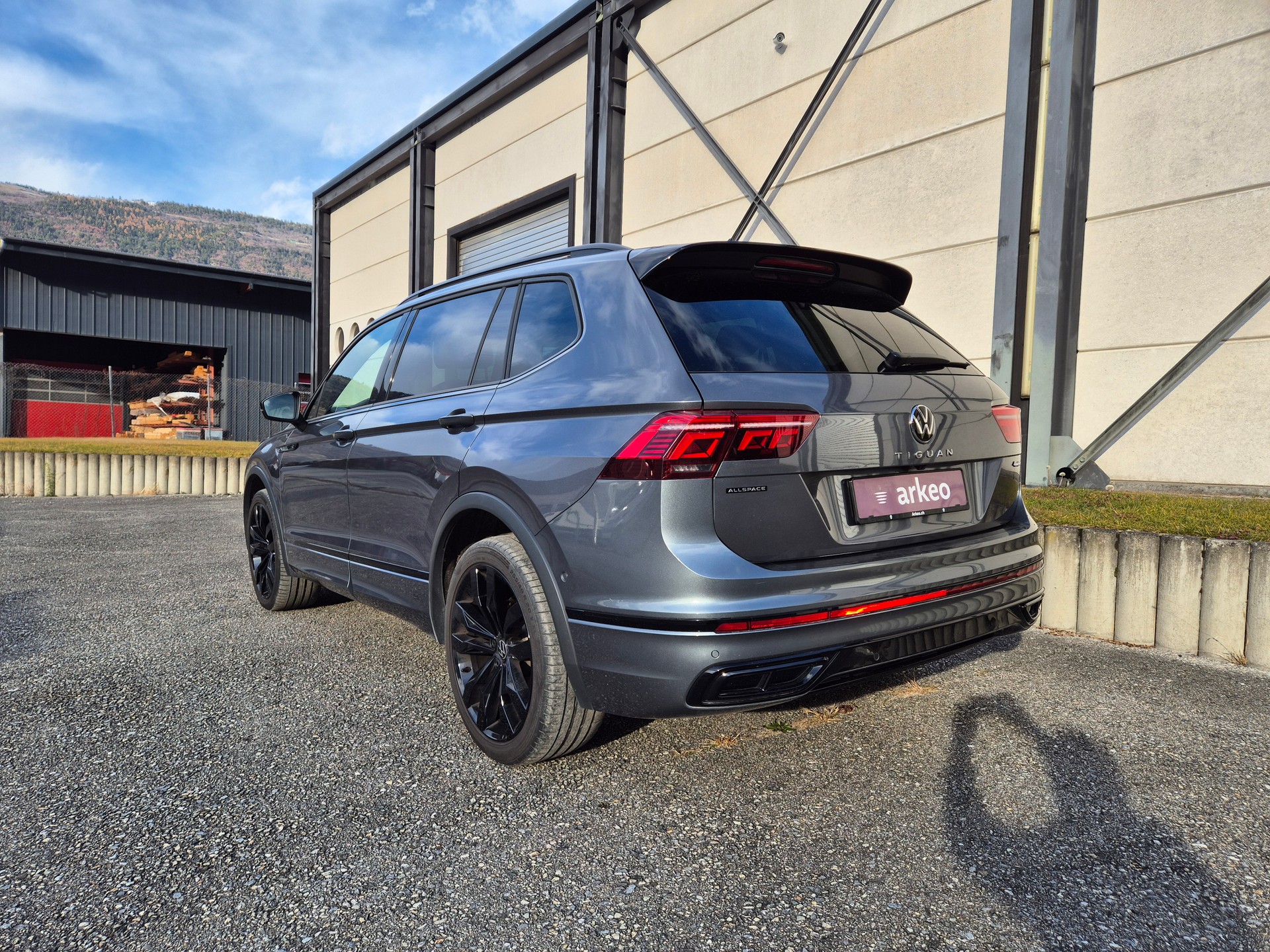 VW Tiguan Allspace 2.0TSI R-Line 4Motion DSG-image-4