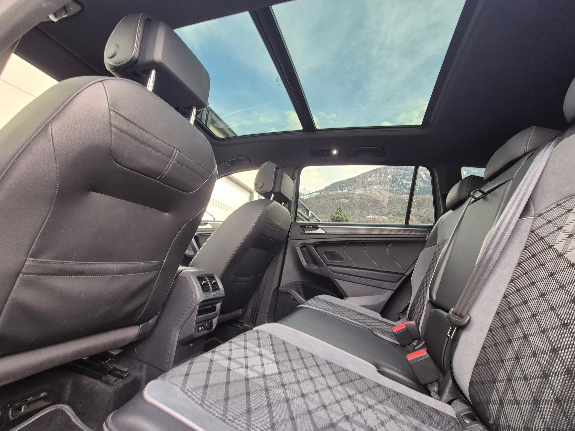 VW Tiguan Allspace 2.0TSI R-Line 4Motion DSG-image-10