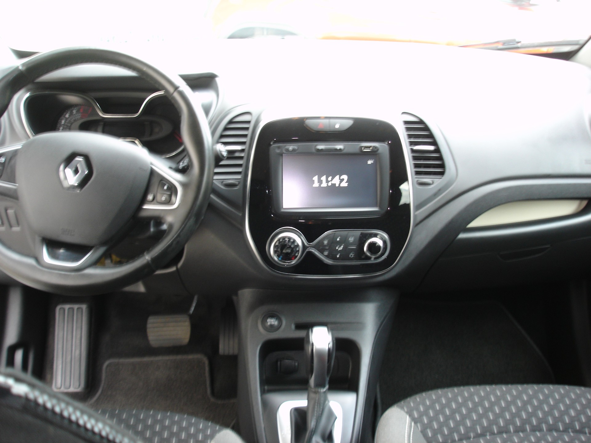 RENAULT Captur 1.2 T 16V Intens EDC-image-13