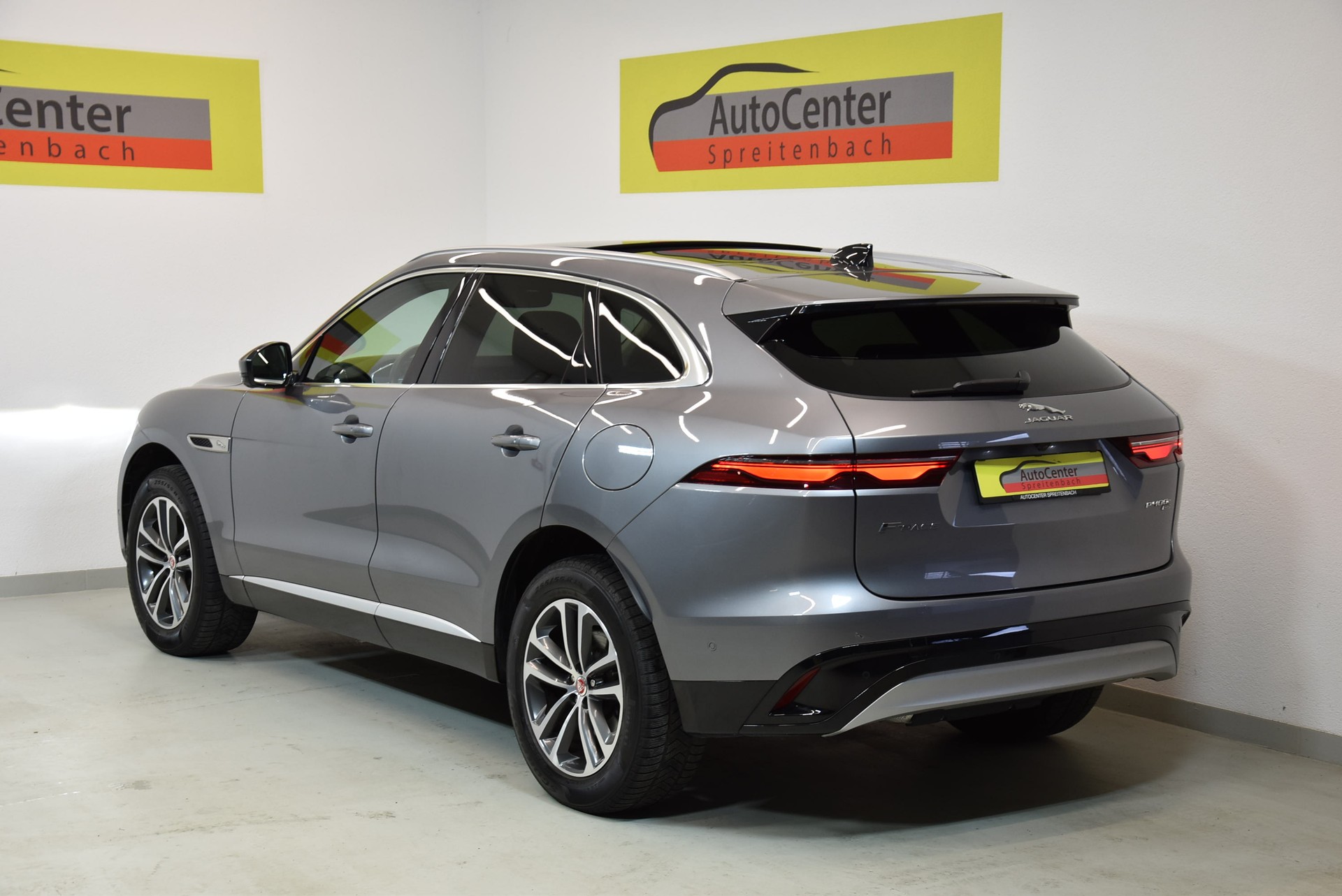 JAGUAR F-Pace 2.0 PHEV 404 S AWD-image-14