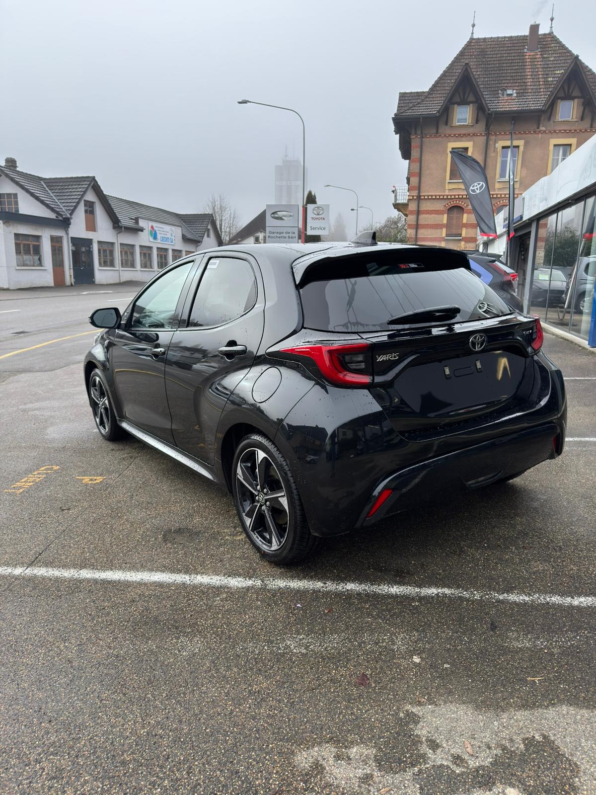 TOYOTA Yaris 1.5 Premium e-CVT-image-2