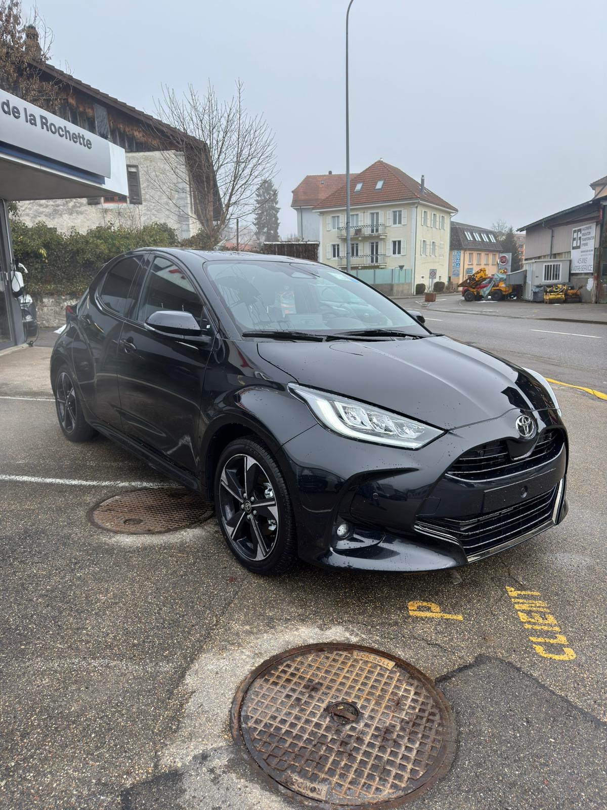 TOYOTA Yaris 1.5 Premium e-CVT-image-6