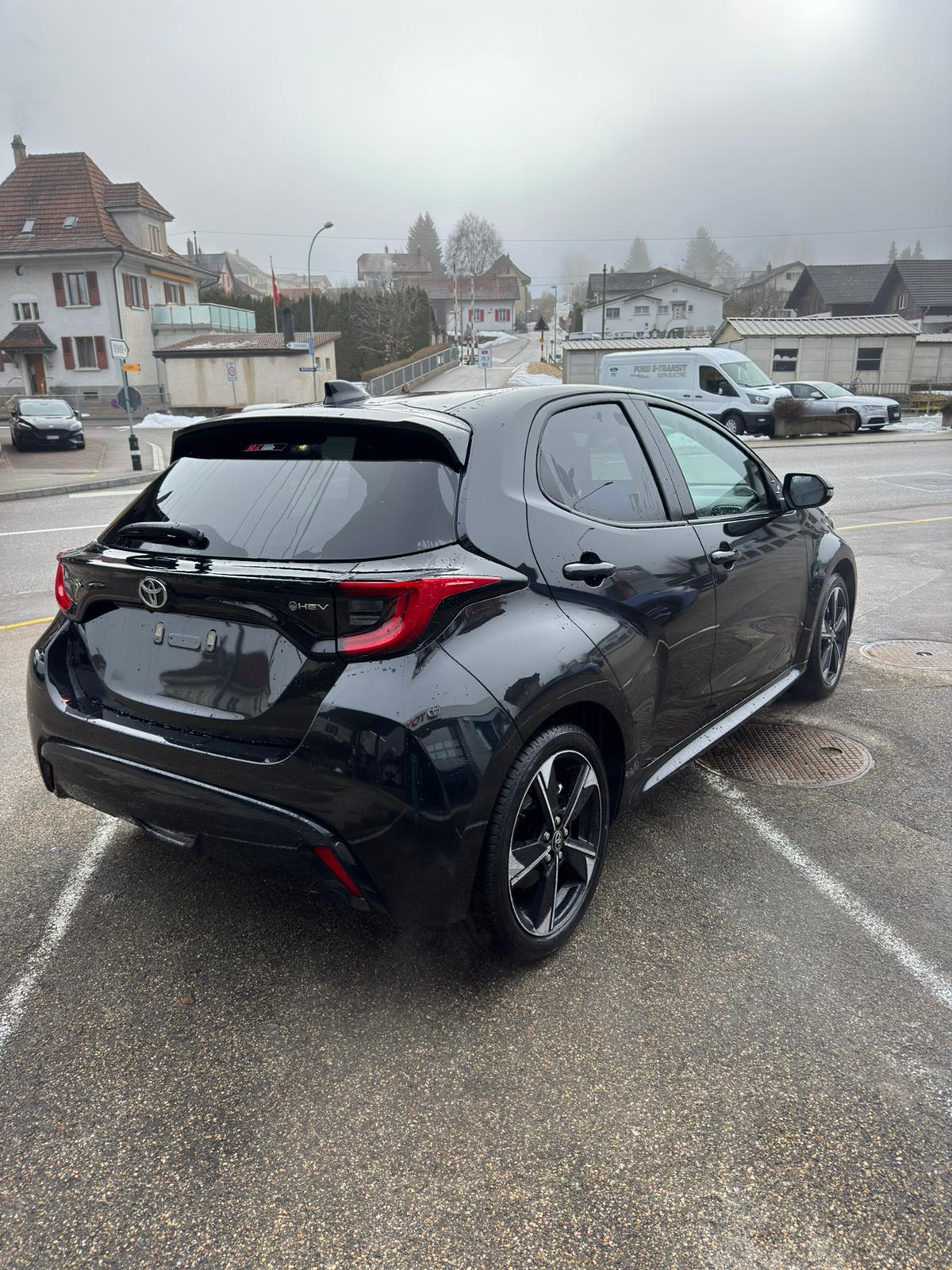 TOYOTA Yaris 1.5 Premium e-CVT-image-4