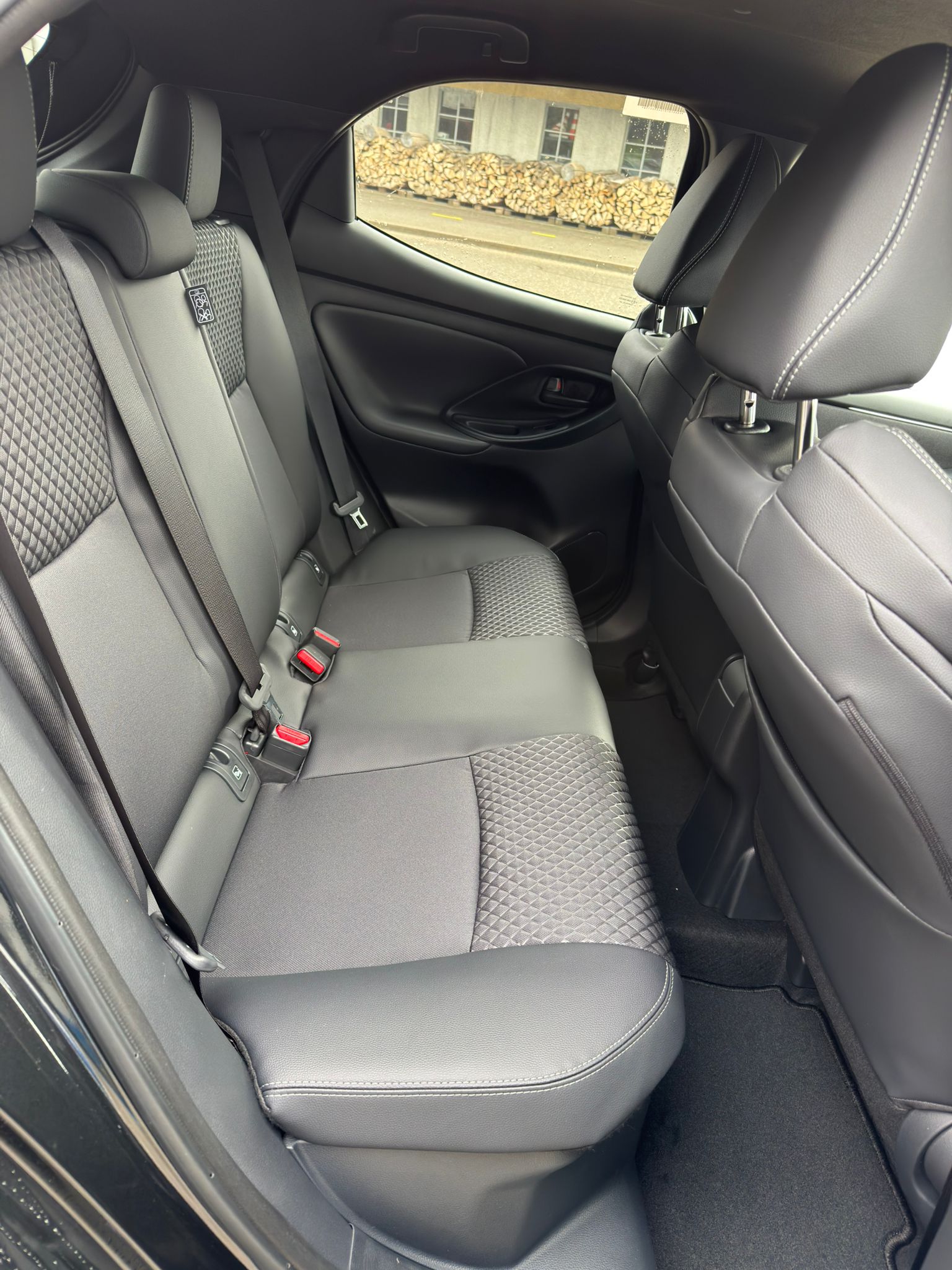 TOYOTA Yaris 1.5 Premium e-CVT-image-10