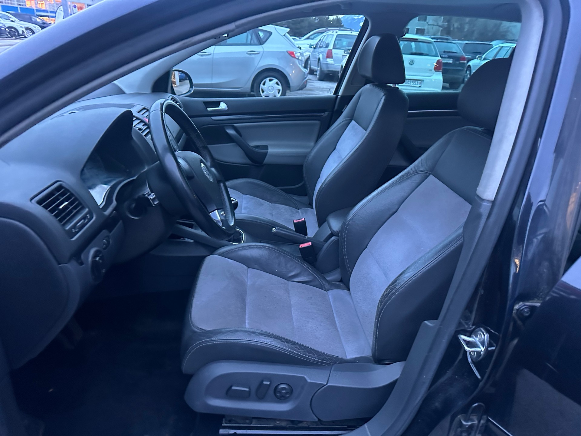 VW Golf 2.0 FSI Sportline 4Motion-image-8