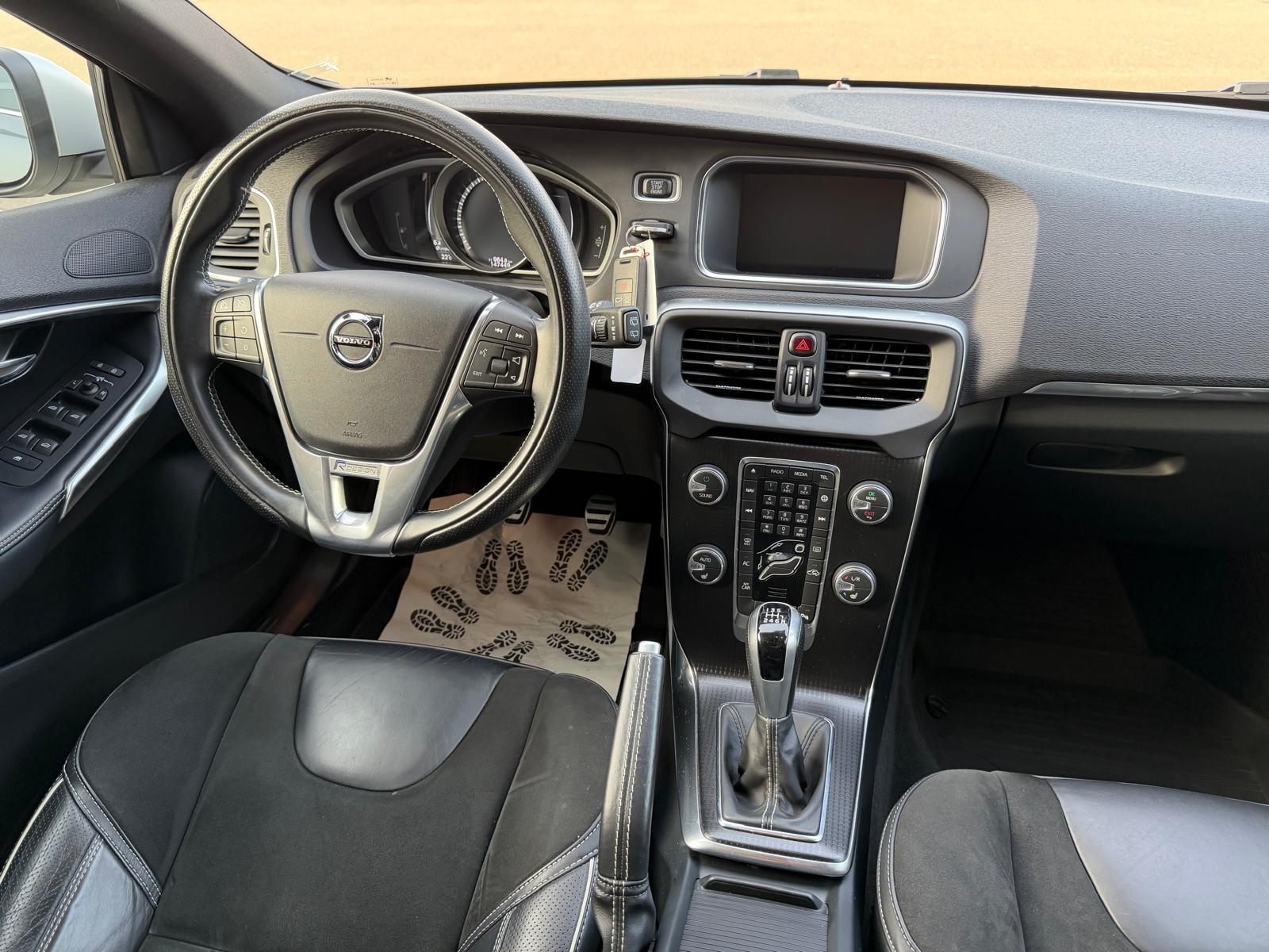 VOLVO V40 2.0 D2 Momentum R-Design S/S-image-11
