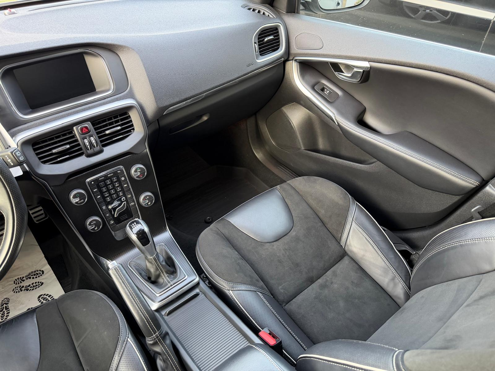 VOLVO V40 2.0 D2 Momentum R-Design S/S-image-12