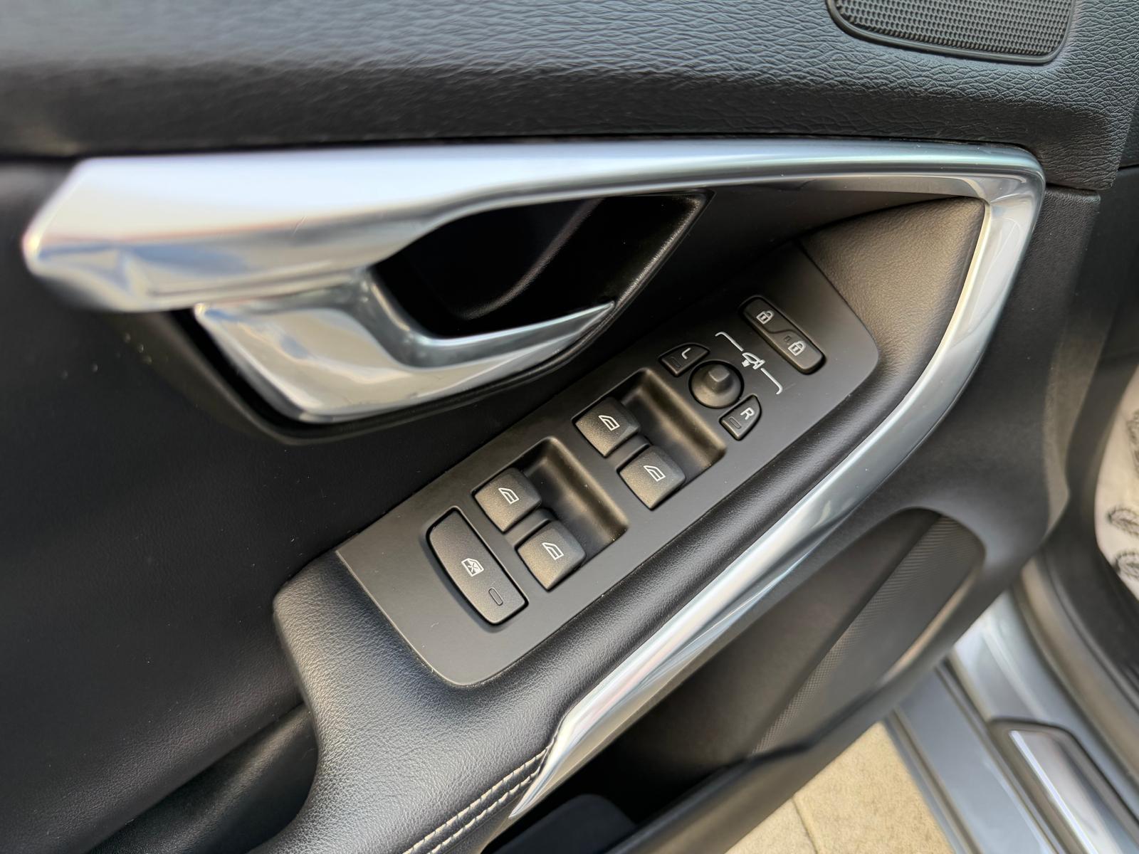 VOLVO V40 2.0 D2 Momentum R-Design S/S-image-15
