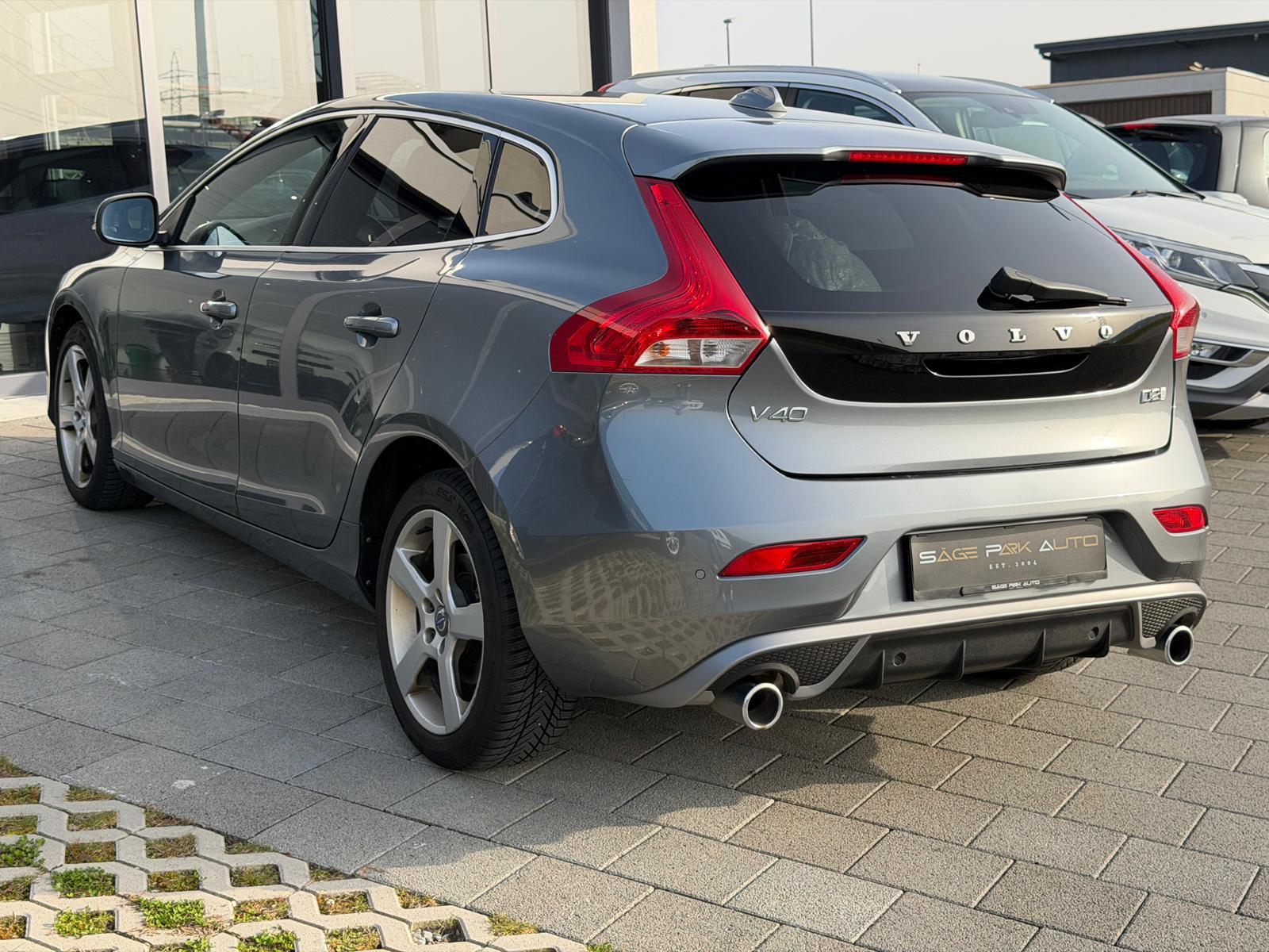 VOLVO V40 2.0 D2 Momentum R-Design S/S-image-4