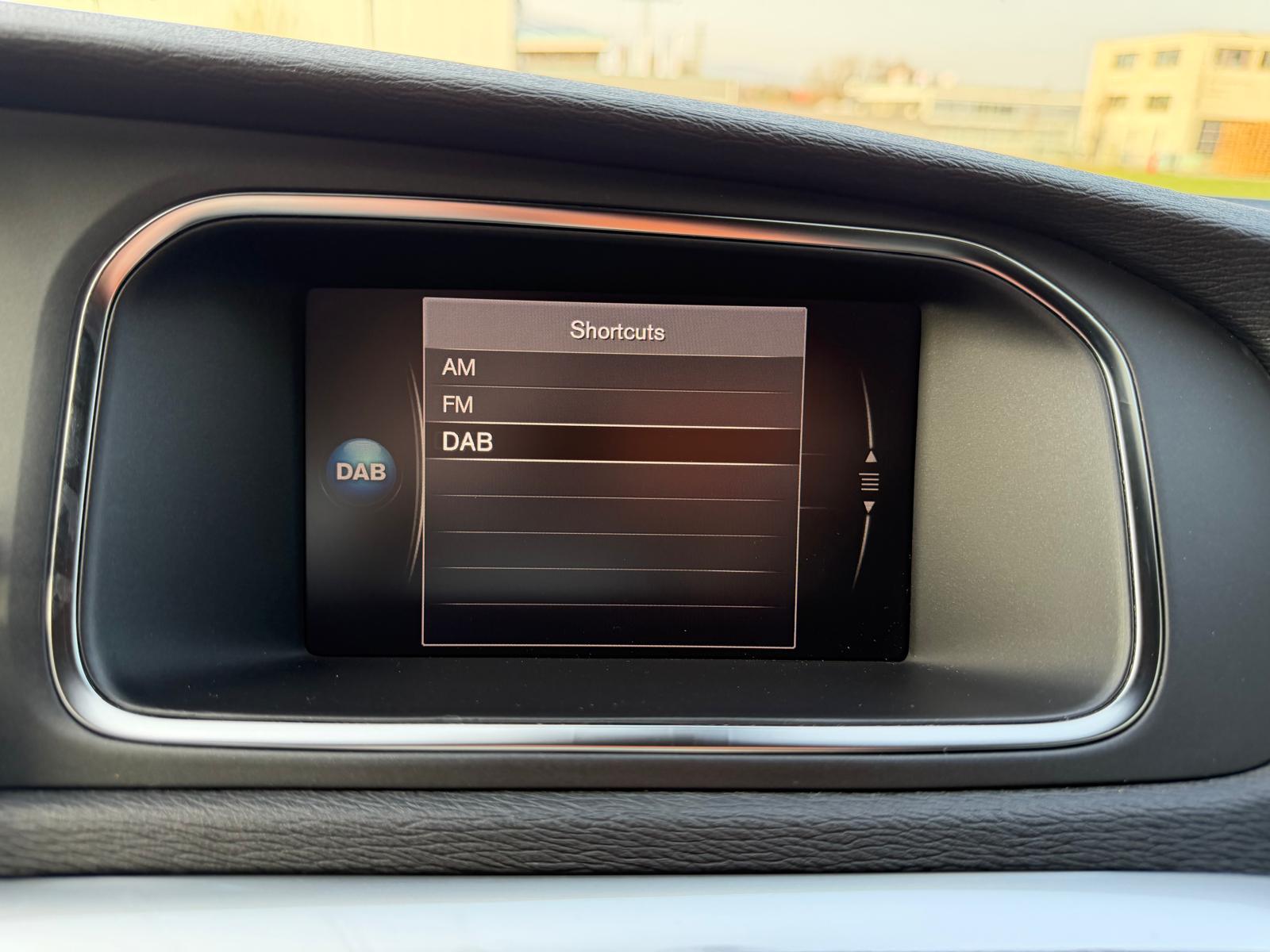 VOLVO V40 2.0 D2 Momentum R-Design S/S-image-16