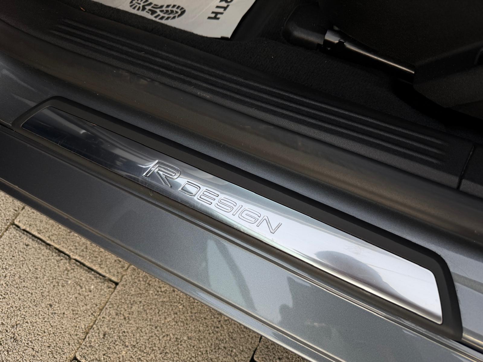 VOLVO V40 2.0 D2 Momentum R-Design S/S-image-17