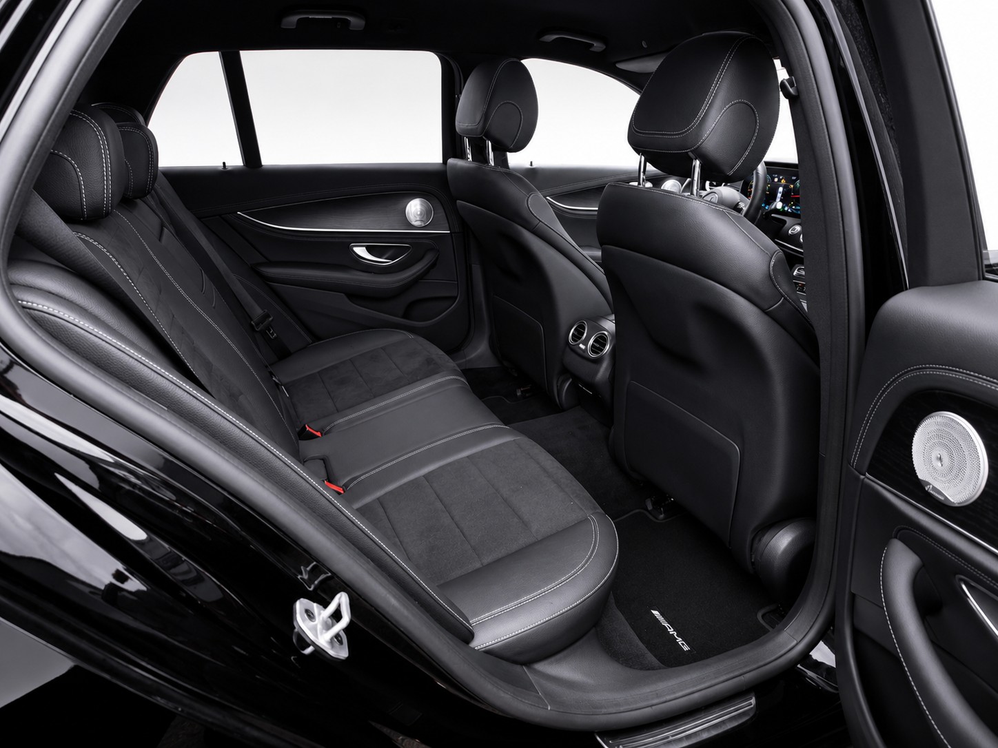MERCEDES-BENZ E 220 d AMG Line Kombi-image-12