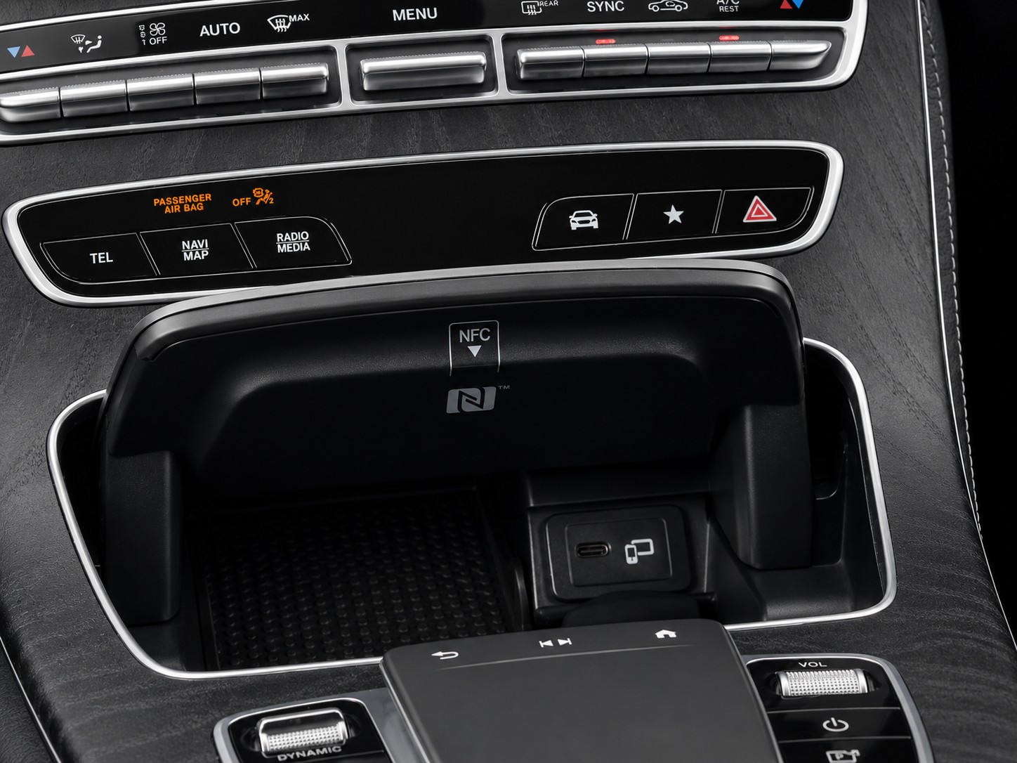 MERCEDES-BENZ E 220 d AMG Line Kombi-image-19