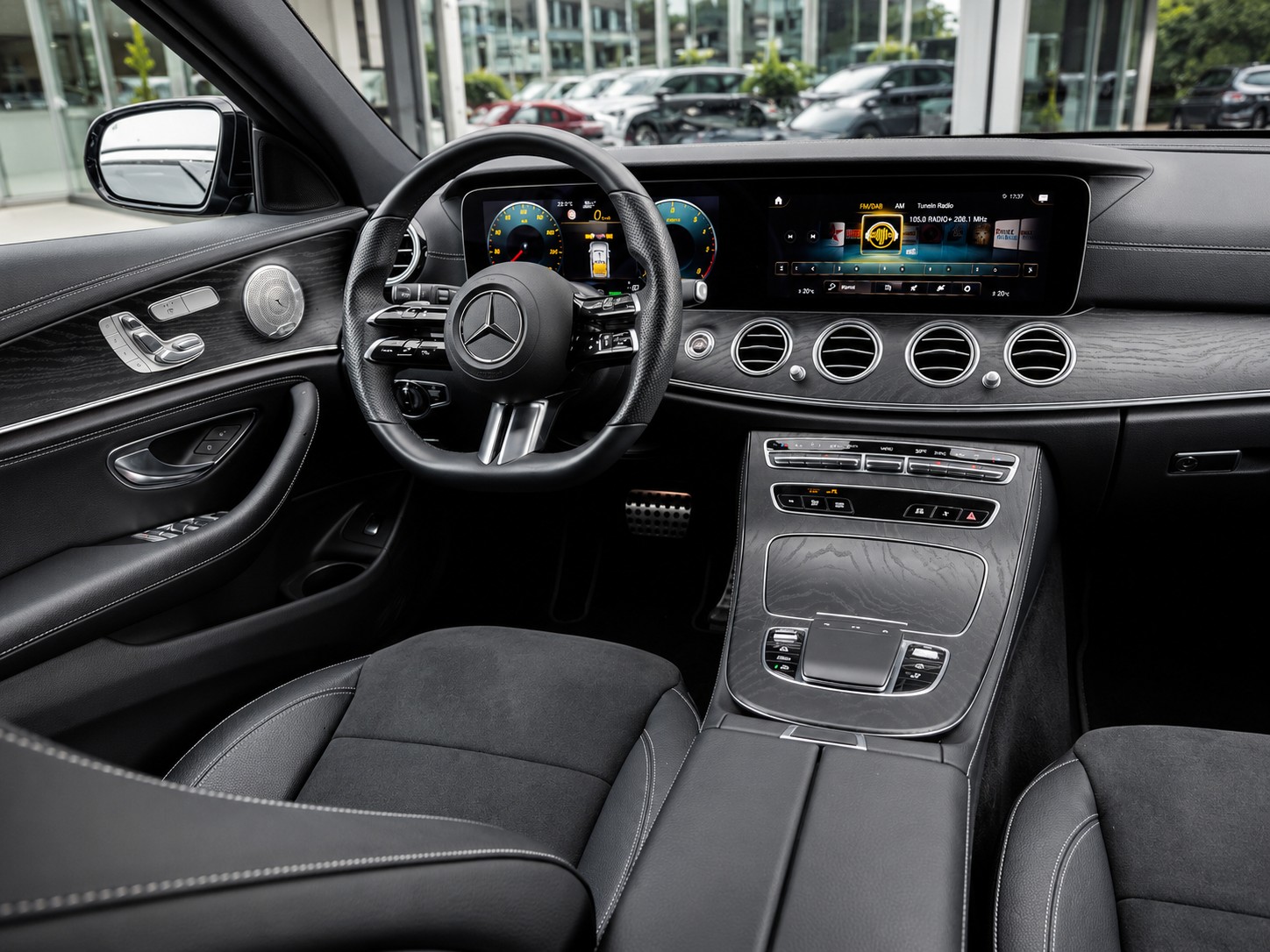 MERCEDES-BENZ E 220 d AMG Line Kombi-image-11