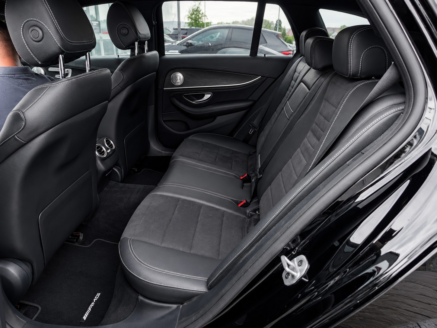 MERCEDES-BENZ E 220 d AMG Line Kombi-image-10