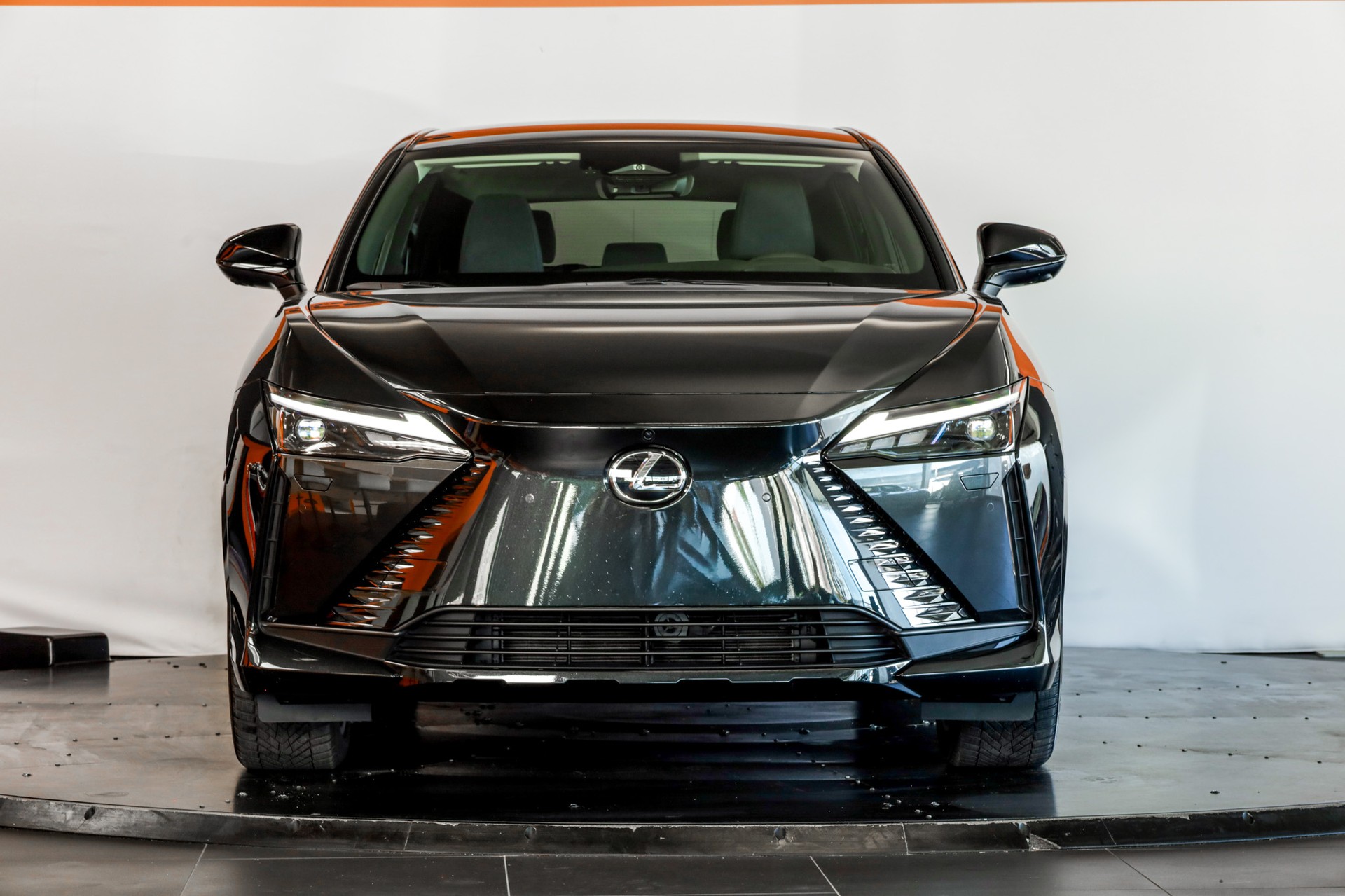 LEXUS RZ 450e 71,4 KW AWD Excellence-showroom-element-1