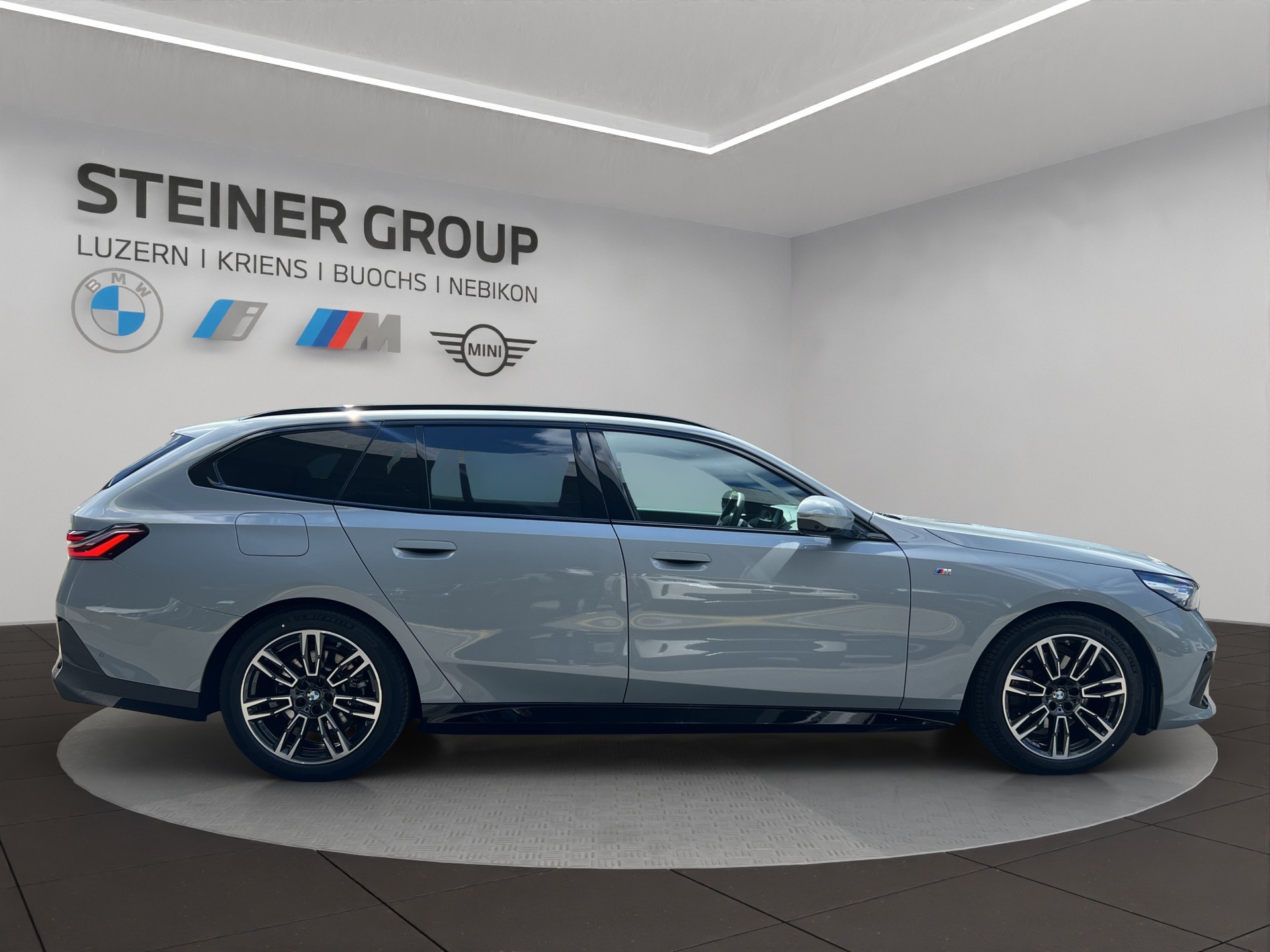 BMW 520d xDrive 48V Touring M Sport Steptronic-image-3