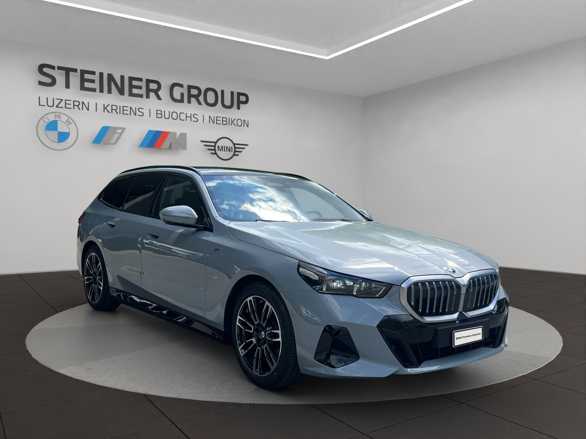 BMW 520d xDrive 48V Touring M Sport Steptronic-image-2