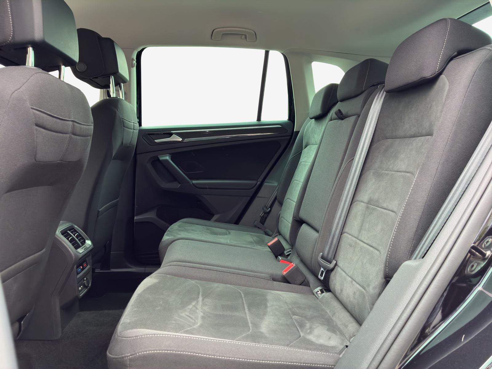 VW Tiguan 2.0 TDI SCR Elegance 4Motion DSG-image-11