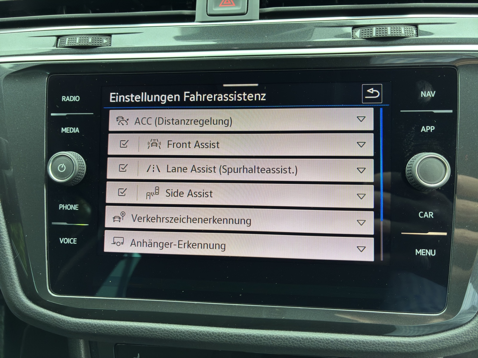 VW Tiguan 2.0 TDI SCR Elegance 4Motion DSG-image-13