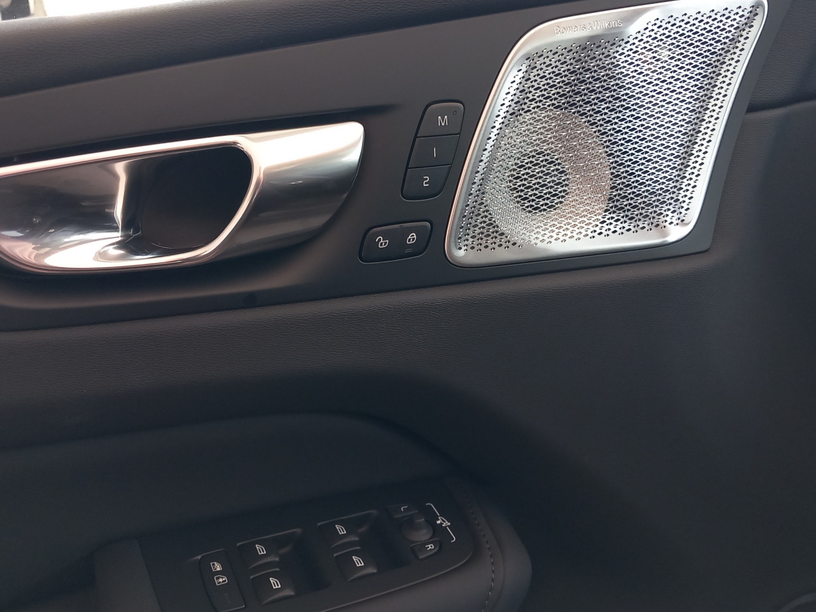 VOLVO XC60 2.0 T6 TE Ultra Dark eAWD-image-17