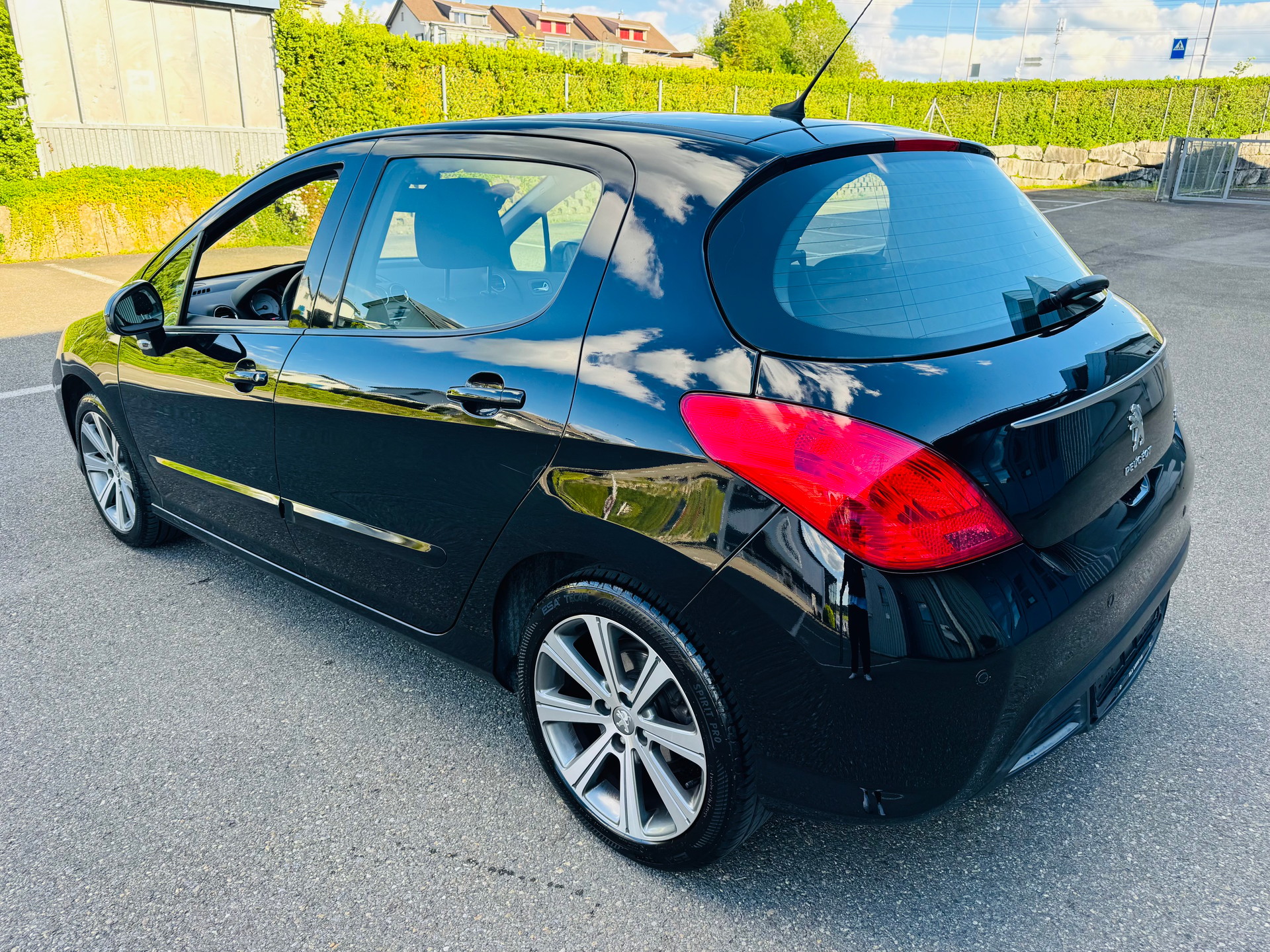 PEUGEOT 308 1.6 16V Turbo Swiss Edition-image-3