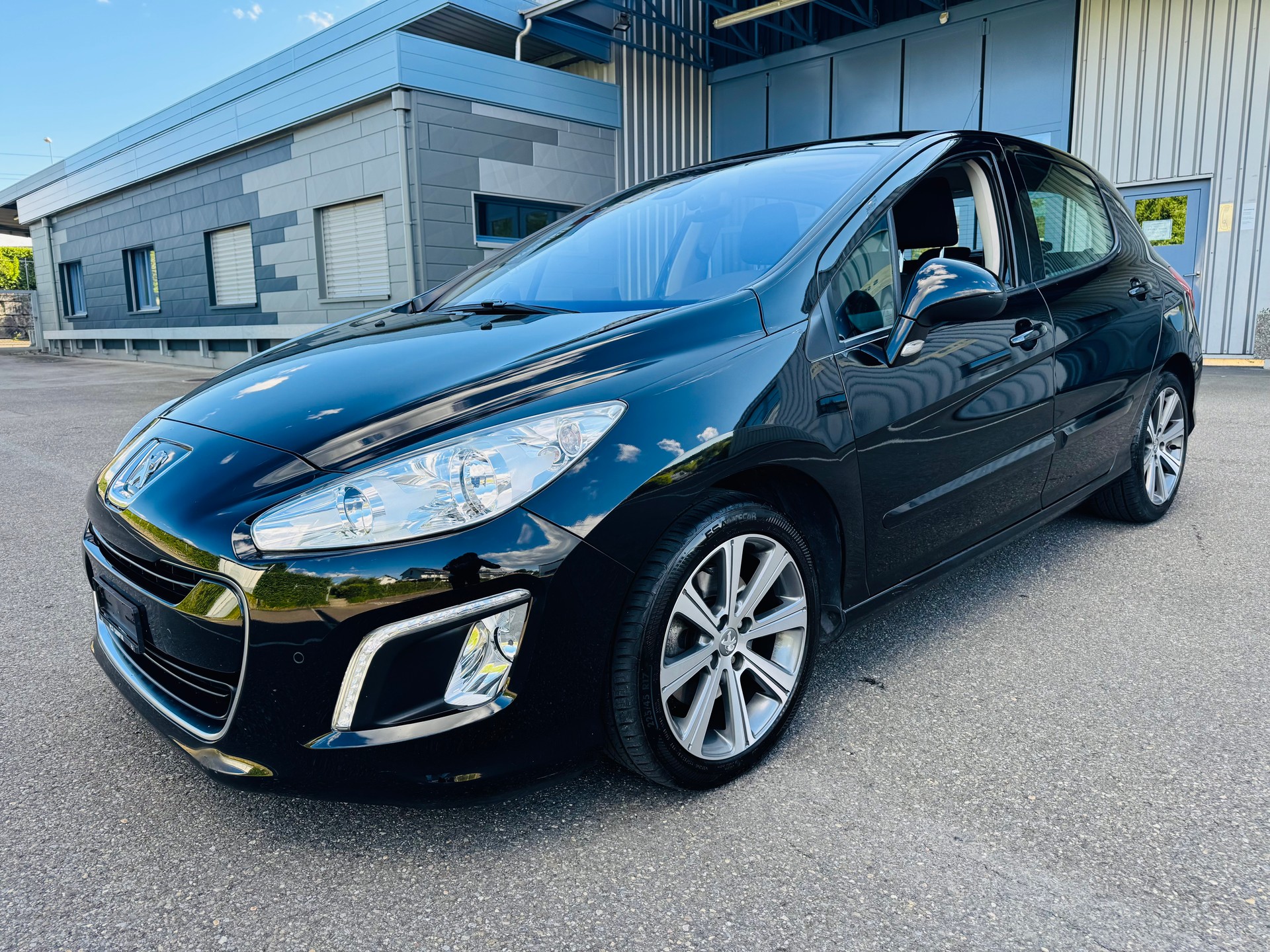 PEUGEOT 308 1.6 16V Turbo Swiss Edition-image-0