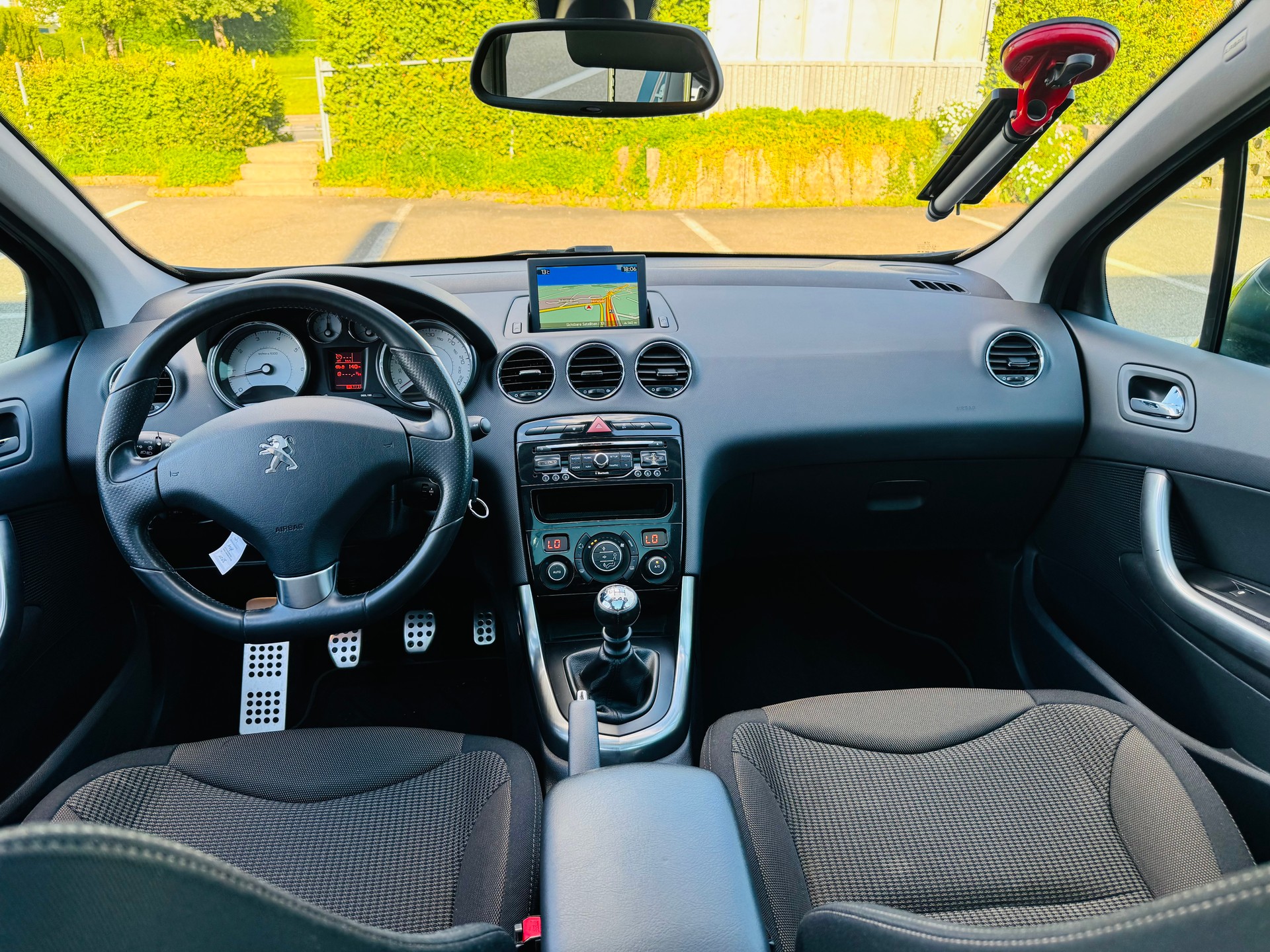 PEUGEOT 308 1.6 16V Turbo Swiss Edition-image-2