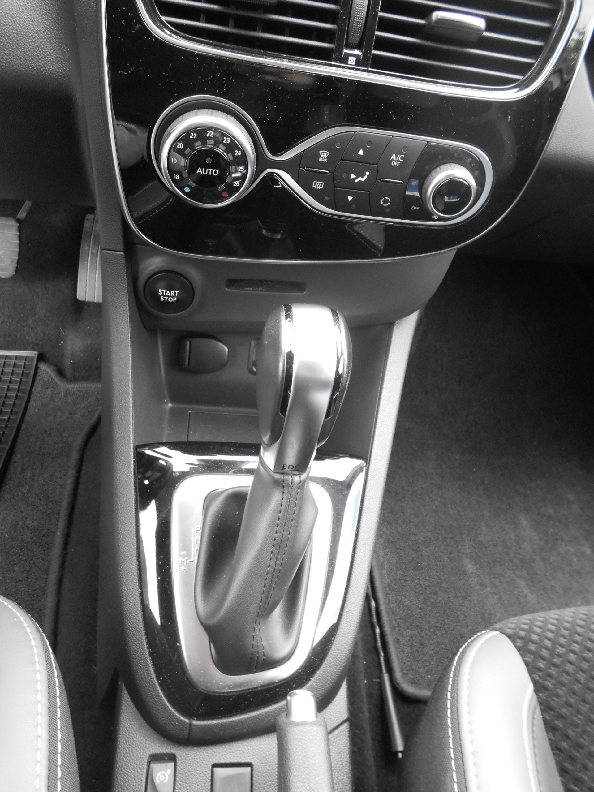 RENAULT Clio 1.2 16V T Swiss Edition EDC-image-10