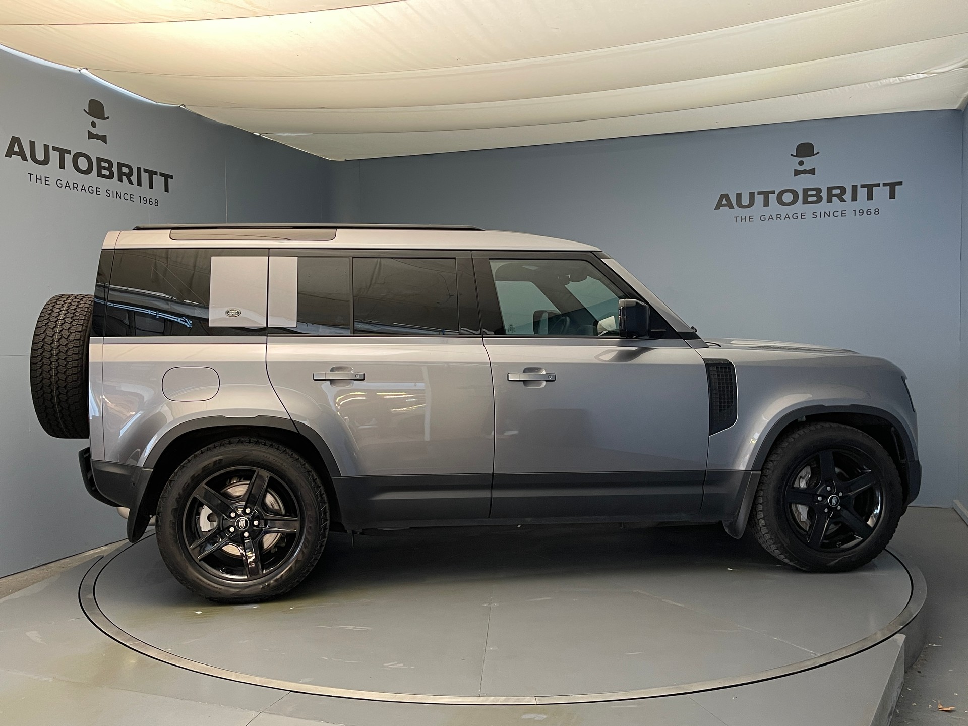 LAND ROVER Defender 110 3.0 D I6 300 SE-showroom-element-2