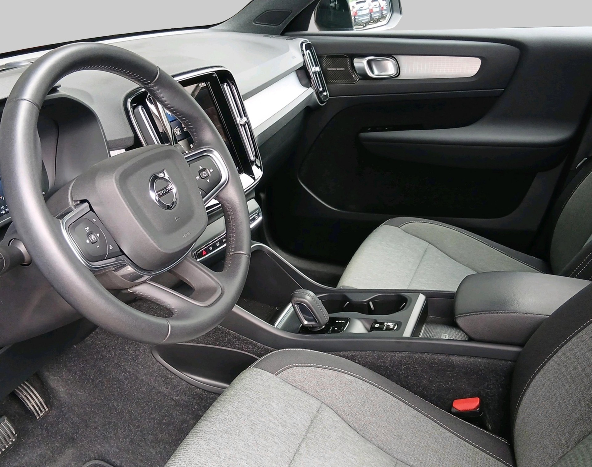 VOLVO XC40 1.5 T4 PiH R-Design Expre-image-2