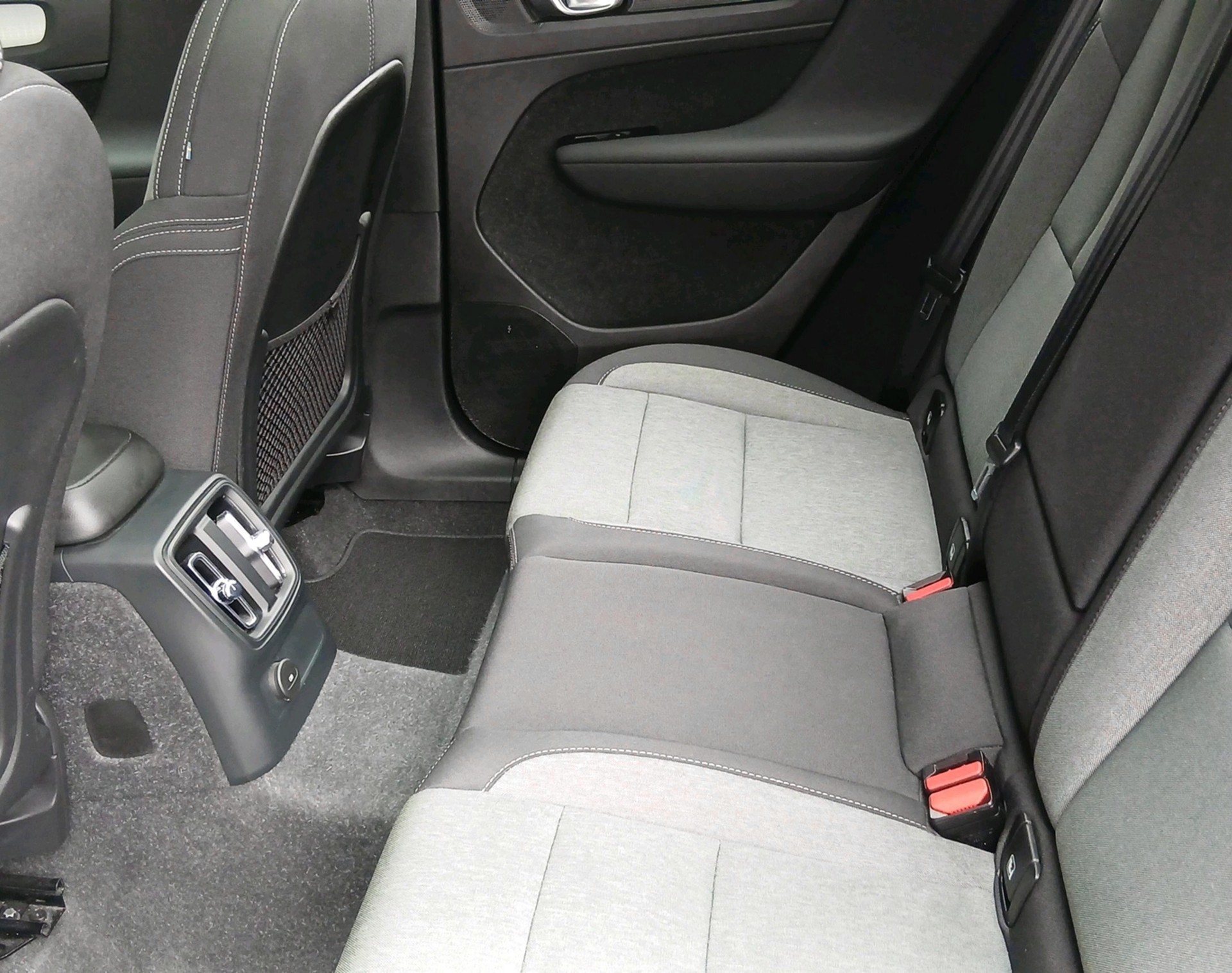 VOLVO XC40 1.5 T4 PiH R-Design Expre-image-3